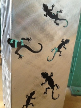 Preview: Blumensäule mit Echsenmotiv