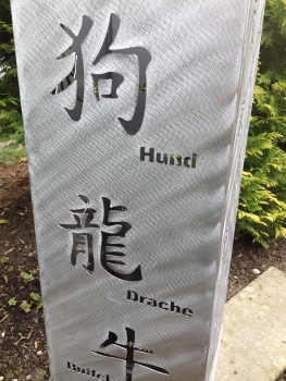 Blumensäule mit Chinesische Sternzeichenmotiv