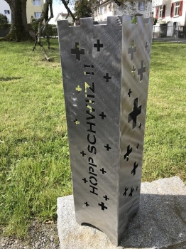 Blumensäule mit HOPP-SCHWIIZ - Motiv