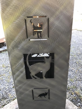 Preview: Blumensäule mit Katzenfenstermotiv