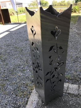 Blumensäule mit Rankenherzmotiv