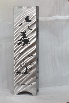 Blumensäule mit Hexenmotiv