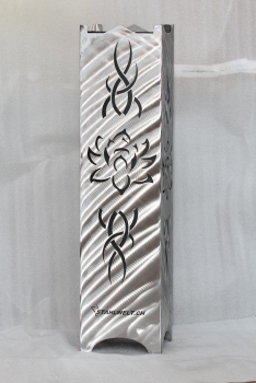 Blumensäule mit Lotusblütenmotiv