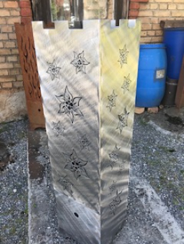 Feuersäule mit Edelweissmotiv