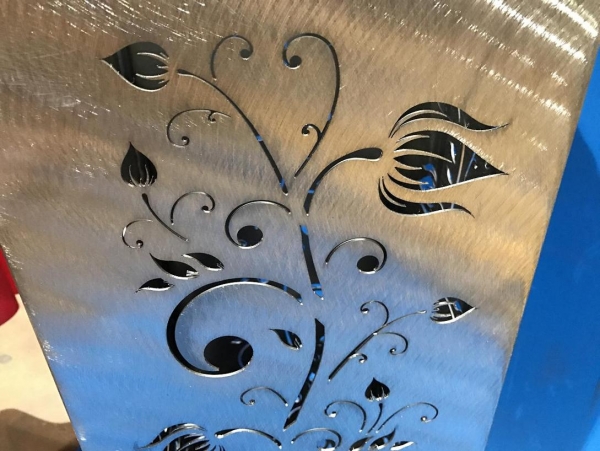 Blumensäule mit Clematismotiv