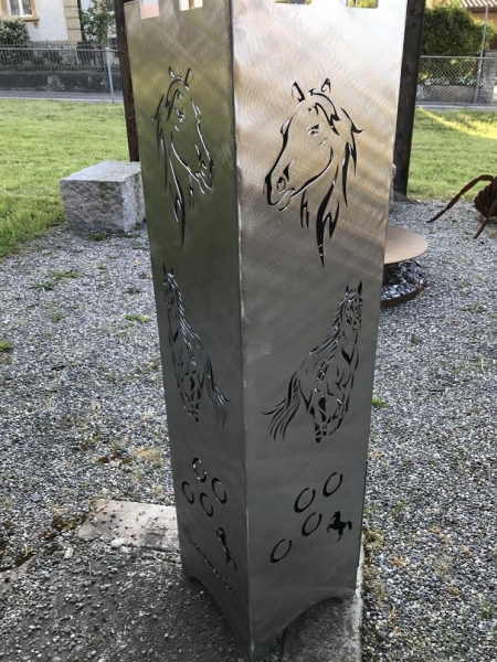Blumensäule mit Pferdemotiv