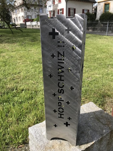 Feuersäule mit HOPP-SCHWIIZ - Motiv