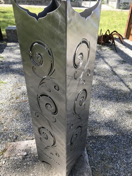 Blumensäule mit Ornamentmotiv