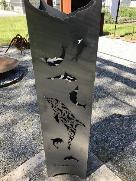 Blumensäule mit Delfinmotiv