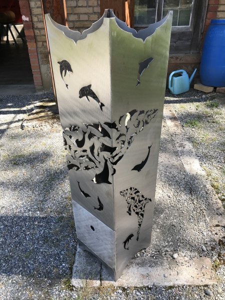 Feuersäule mit Delfin - Motiv
