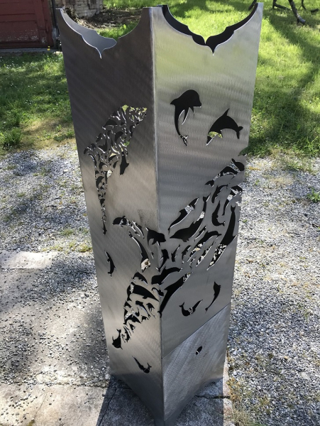 Feuersäule mit Delfin - Motiv