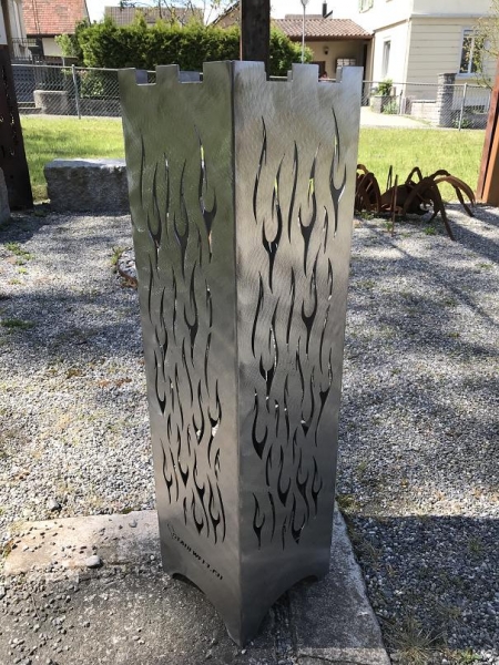 Blumensäule mit Flammenmotiv