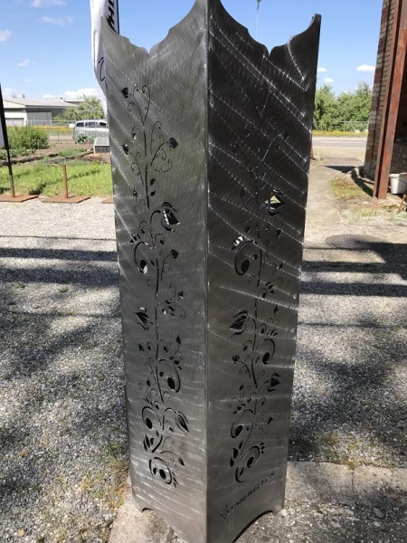 Blumensäule mit Clematismotiv