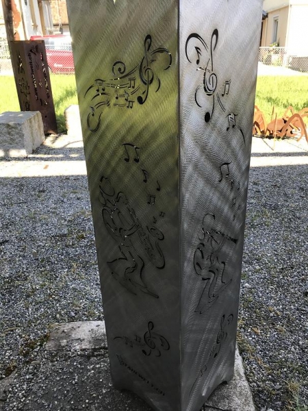 Blumensäule mit Jazzmotiv