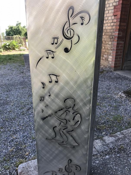 Blumensäule mit Jazzmotiv