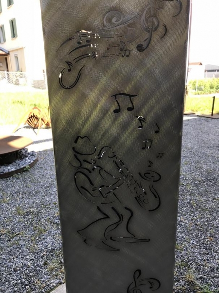 Blumensäule mit Jazzmotiv