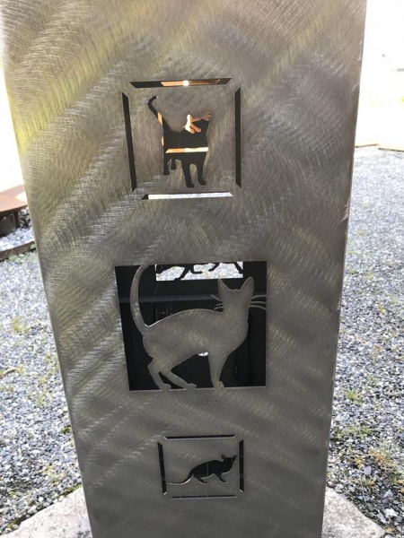 Blumensäule mit Katzenfenstermotiv