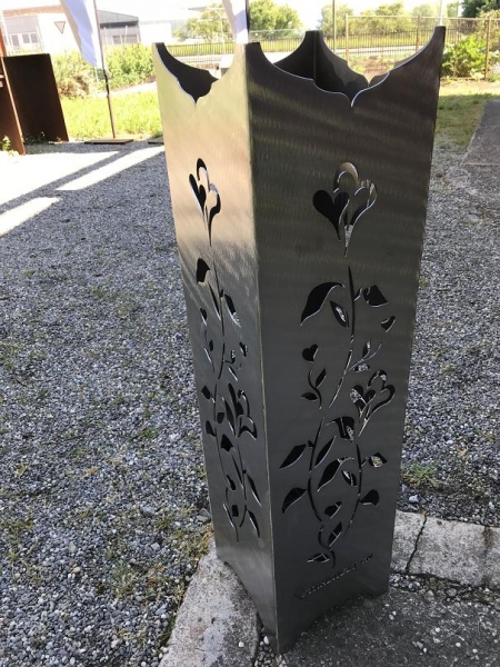 Blumensäule mit Rankenherzmotiv