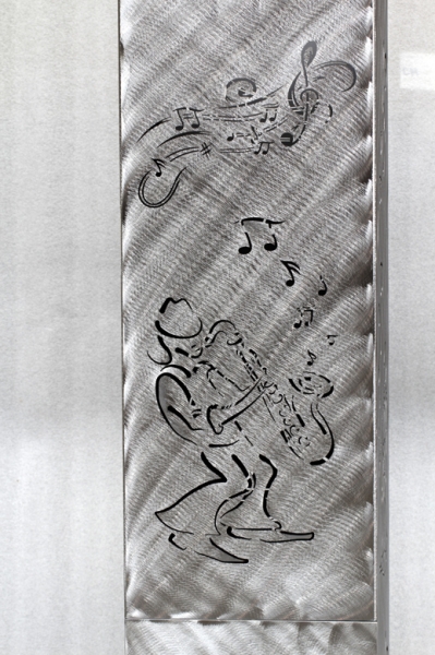 Blumensäule mit Jazzmotiv