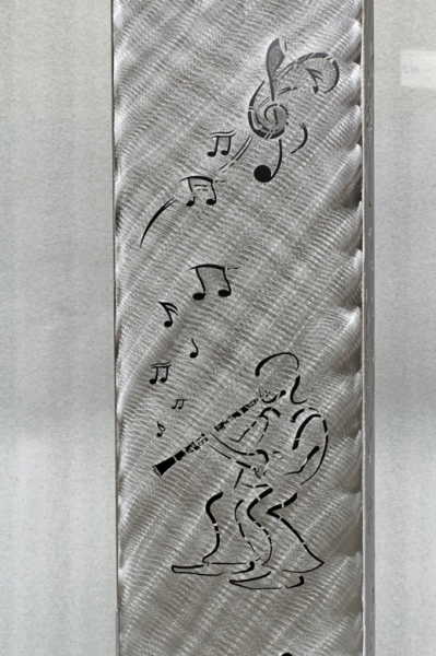 Blumensäule mit Jazzmotiv