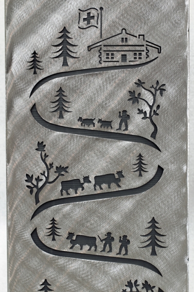 Blumensäule mit Alpaufzugmotiv