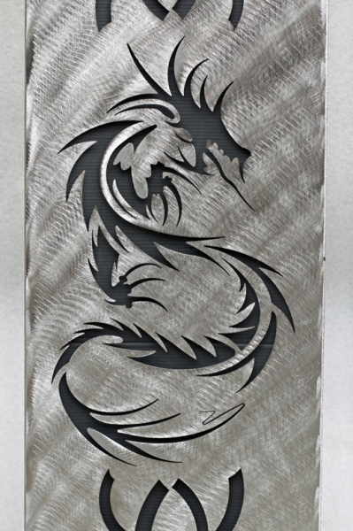 Blumensäule mit Drachenmotiv