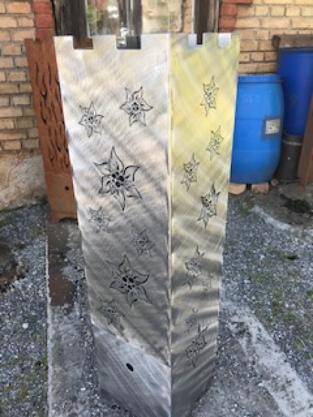 Feuersäule mit Edelweissmotiv