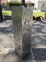 Blumensäule mit Flammenmotiv